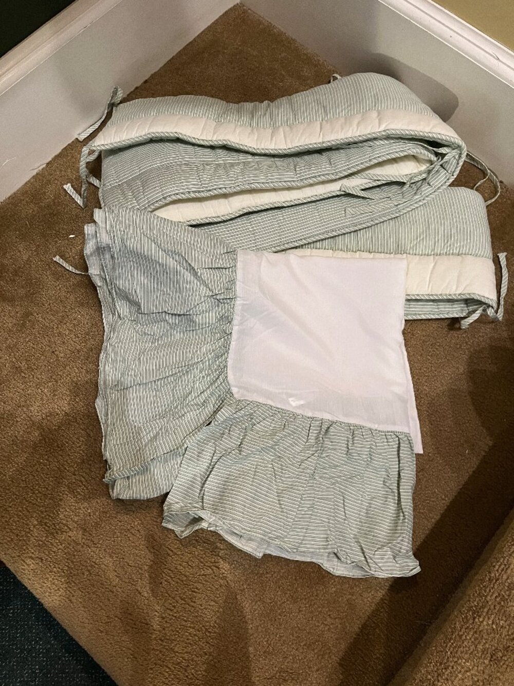 Crib bumper pad with matching crib skirt, excellent condition